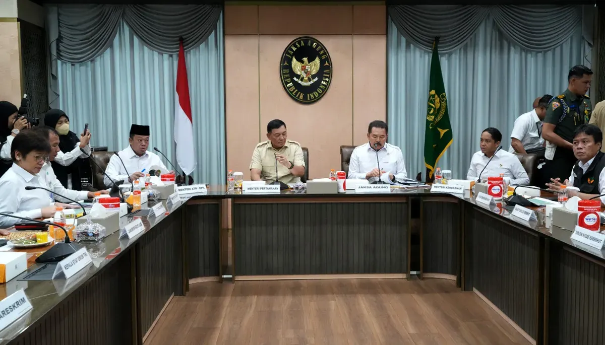 Satgas PKH menggelar rakor untuk membahas hasil investigasi bencana alam yang terjadi di Provinsi Aceh, Sumatra Utara, dan Sumatra Barat. (Sumber: Dok. Kejagung)