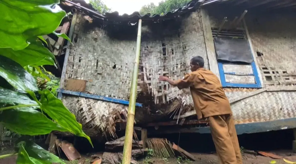 Kondisi bangunan rumah milik Cacang Hidayat, honorer penjaga sekolah yang akan dibangun Pemkab Lebak. (Sumber: Istimewa)