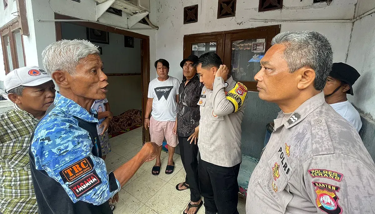 Petugas Polsek Ciruas di rumah korban setelah menerima laporan dari warga. (Sumber: Dok. Polsek Ciruas)