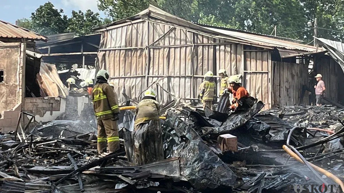 Sejumlah bangunan warung makan di Jalan Utan Jati RT 10/RW 11, Pegadungan, Kalideres, Jakarta Barat, terbakar, Selasa, 16 Desember 2025. (Sumber: Poskota/Pandi Ramedhan)