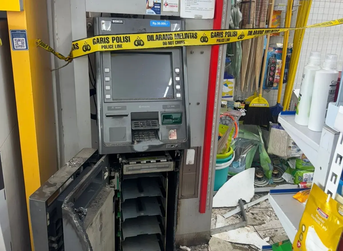 Kondisi mesin ATM Bank Banten di salah satu minimarket Kota Serang usai dibobol kawanan maling. (Sumber: Polresta Serang)