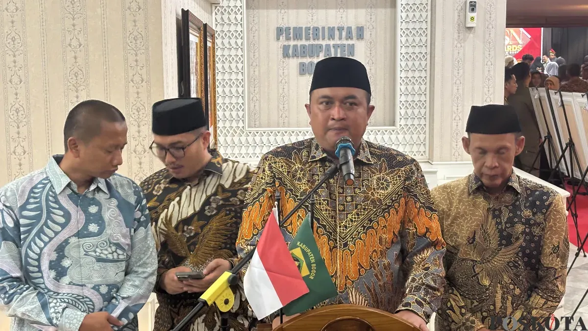Bupati Bogor Rudy Susmanto, memberikan keterangan pers usai acara ASN Awards di Gedung Tegar Beriman, Cibinong. (Sumber: Poskota/Giffar Rivana)