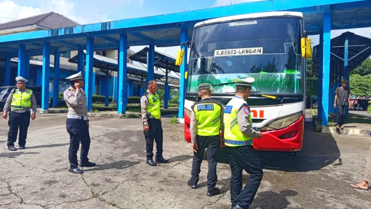 Para personil Satlantas Polres Pandeglang, saat melakukan pemeriksaan kendaraan angkutan umum di Terminal Kadubanen. (Sumber: Santlantas Polres Pandeglang)