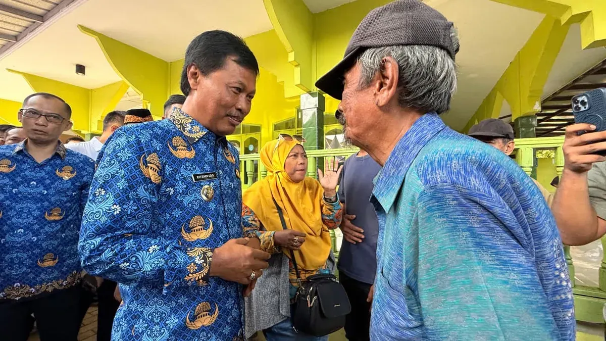 Wali Kota Cirebon, Effendi Edo saat kegiatan Operasi Pasar Bersubsidi Nataru di Kelurahan Kalijaga, Rabu, 17 Desember 2025. (Sumber: Dok. Pemkot Cirebon)
