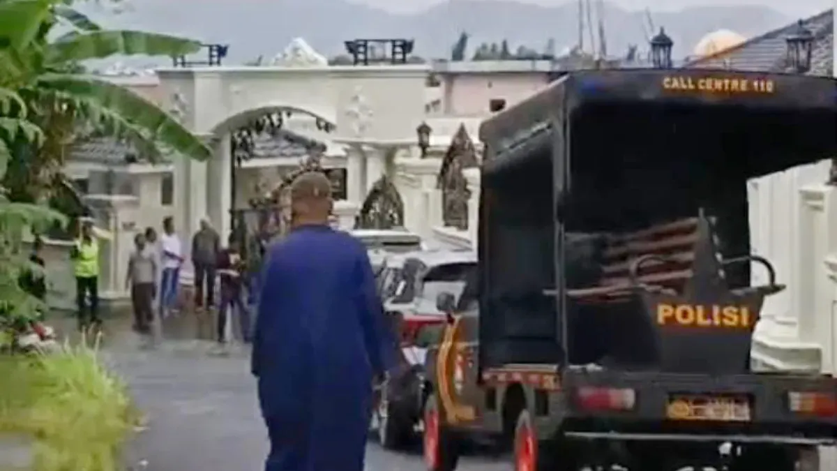 Suasana rumah korban yang dijaga ketat aparat kepolisian Polres Cilegon. (Sumber: Istimewa)