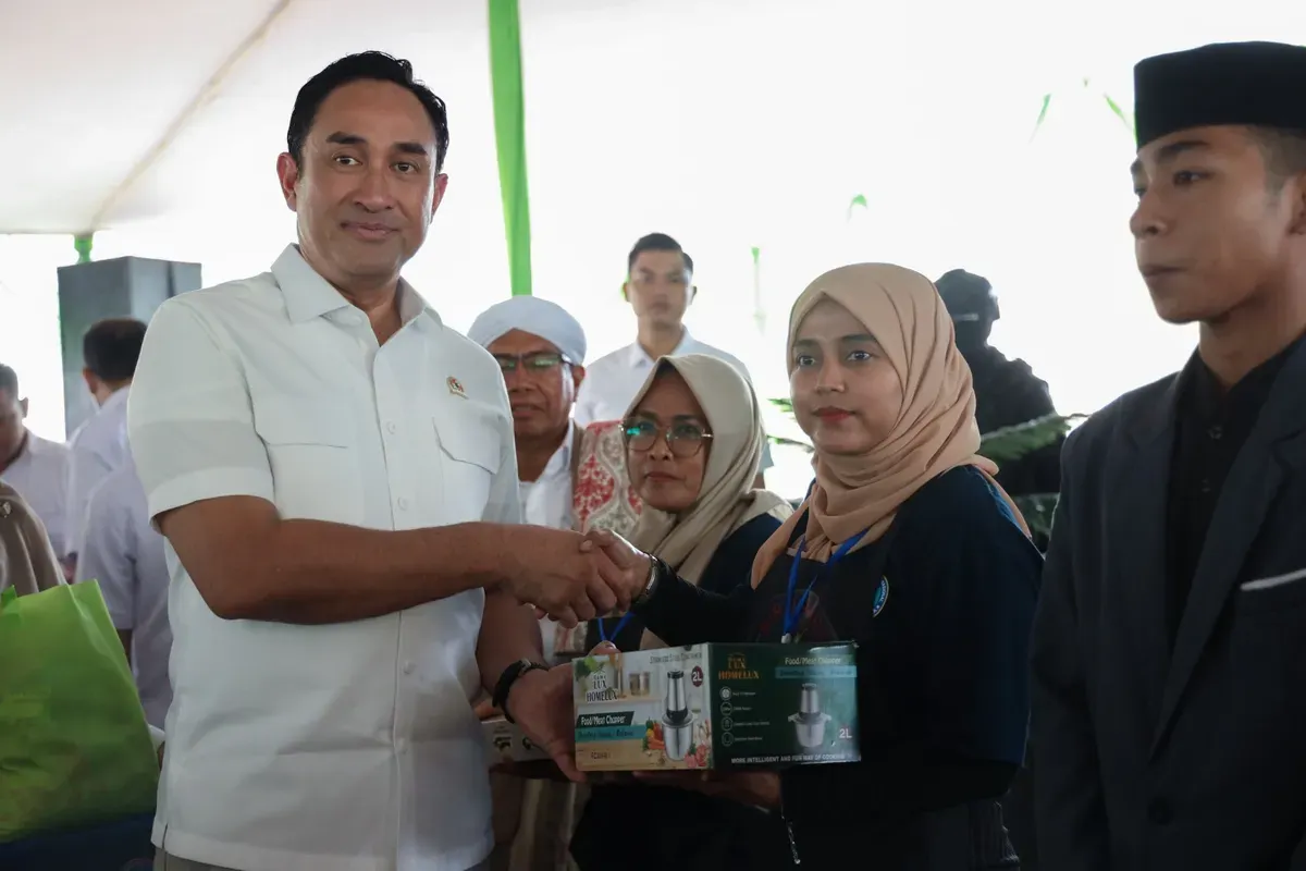 Kepala BNN RI Suyudi Ario Seto menyerahkan bantuan peralatan life skill secara simbolis kepada warga dalam kegiatan bakti sosial BNN di Pesantren Ilmu Al-Quran Al-Misbah, Kampung Bahari, Jakarta Utara. (Sumber: Biro Humas dan Protokol BNN)