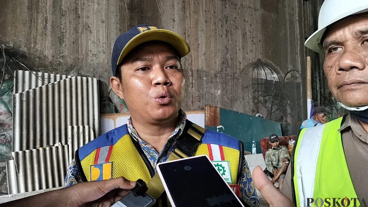 Fikky, Pengawas Kementerian PU untuk Pembangunan Underpass Bitung, menjelaskan infrastruktur tersebut dibangun untuk mengurai kemacetan yang kerap terjadi di kawasan Bitung. (Sumber: Poskota | Foto: Veronica Prasetio)