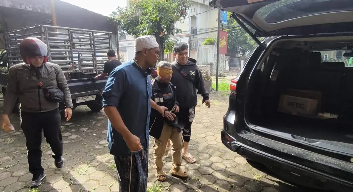 Kapolsek Cileungsi Kompol Edison (baju koko), menyamar jadi 'Pak Haji' saat meringkus pelaku perampokan sadis yang terjadi di kawasan Cileungsi, Kabupaten Bogor. (Sumber: Polsek Cileungsi)