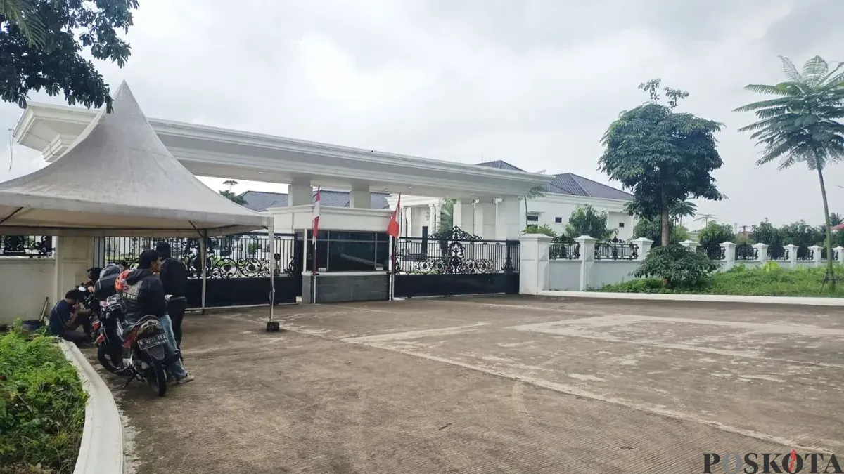 Suasana rumah pribadi Bupati Bekasi Ade Kuswara Kunang, tampak sepi dan dijaga oleh belasan Satpol PP usai terjaring OTT KPK. (Sumber: Poskota/Nurpini Aulia Rapika)