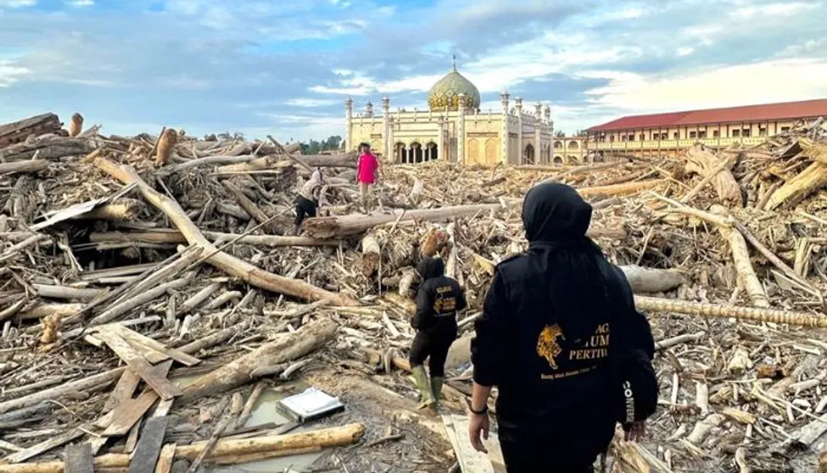 Aturan resmi pemanfaatan kayu gelondongan banjir Sumatera telah dikeluarkan. Untuk rehabilitasi korban, masyarakat boleh memanfaatkan dengan koordinasi pemda setempat. (Sumber: X/@misallnya)