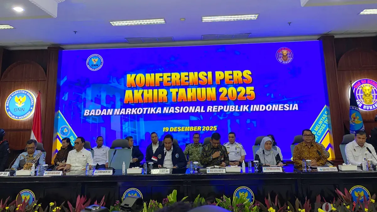 Kepala BNN RI Komjen Pol Suyudi Ario Seto beserta lembaga Aparat Penegak Hukum lain konferensi pers akhir tahun 2025 di Gedung BNN RI, Jakarta Timur, Jumat, 19 Desember 2025. (Sumber: Poskota/Angga Pahlevi)