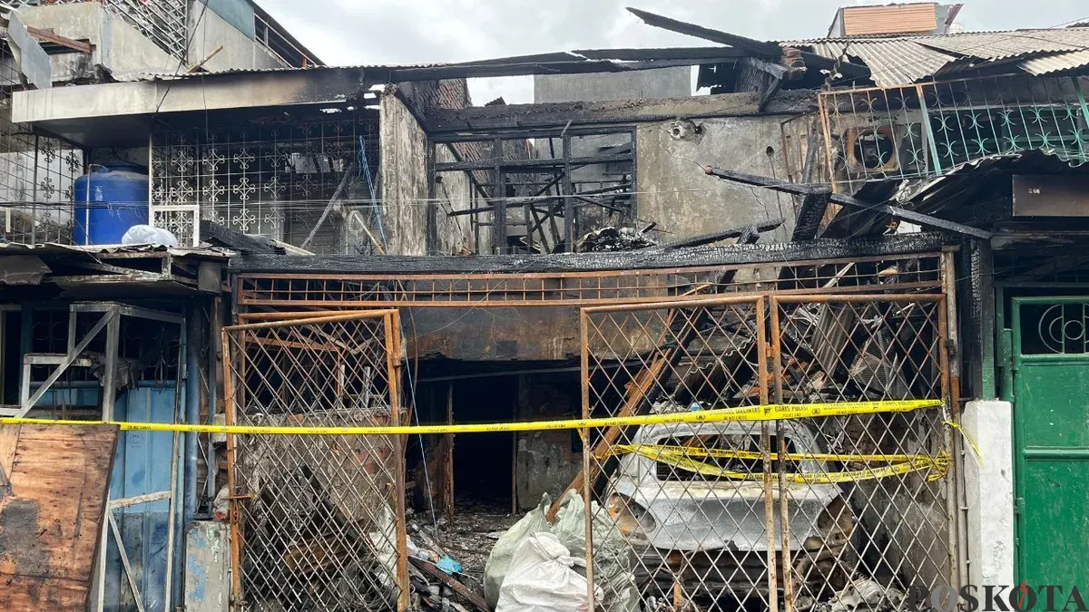 Kondisi bangunan terbakar di Jalan Lindung Blok R3 No. 16 RT 01/12, Kelurahan Pejagalan, Kecamatan Penjaringan, Jakarta Utara, Jumat, 19 Desember 2025. (Sumber: Poskota/Pandi Ramedhan)