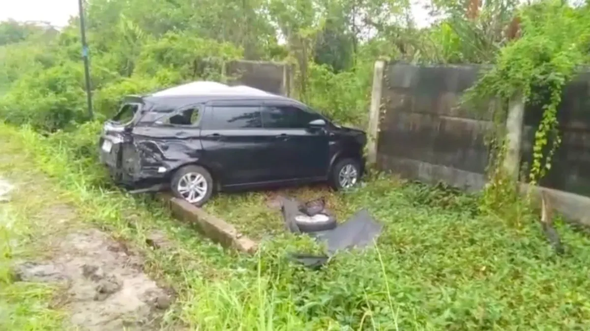 Mobil Avanza tertabrak kereta di perlintasan Jalan Warung Pojok, Kalideres, Jakart Barat, Jumat, 19 Desember 2025. (Sumber: Istimewa)