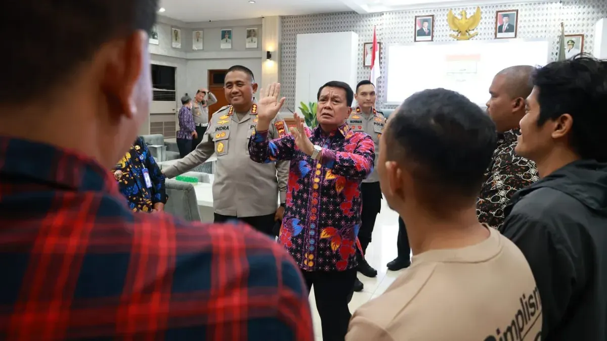 Bupati Tangerang, Moch Maesyal Rasyid saat rapat bersama Forkompinda tentang operasional truk tambang jelang Nataru, Kamis, 18 Desember 2025. (Sumber: Dok. Pemkab Tangerang)