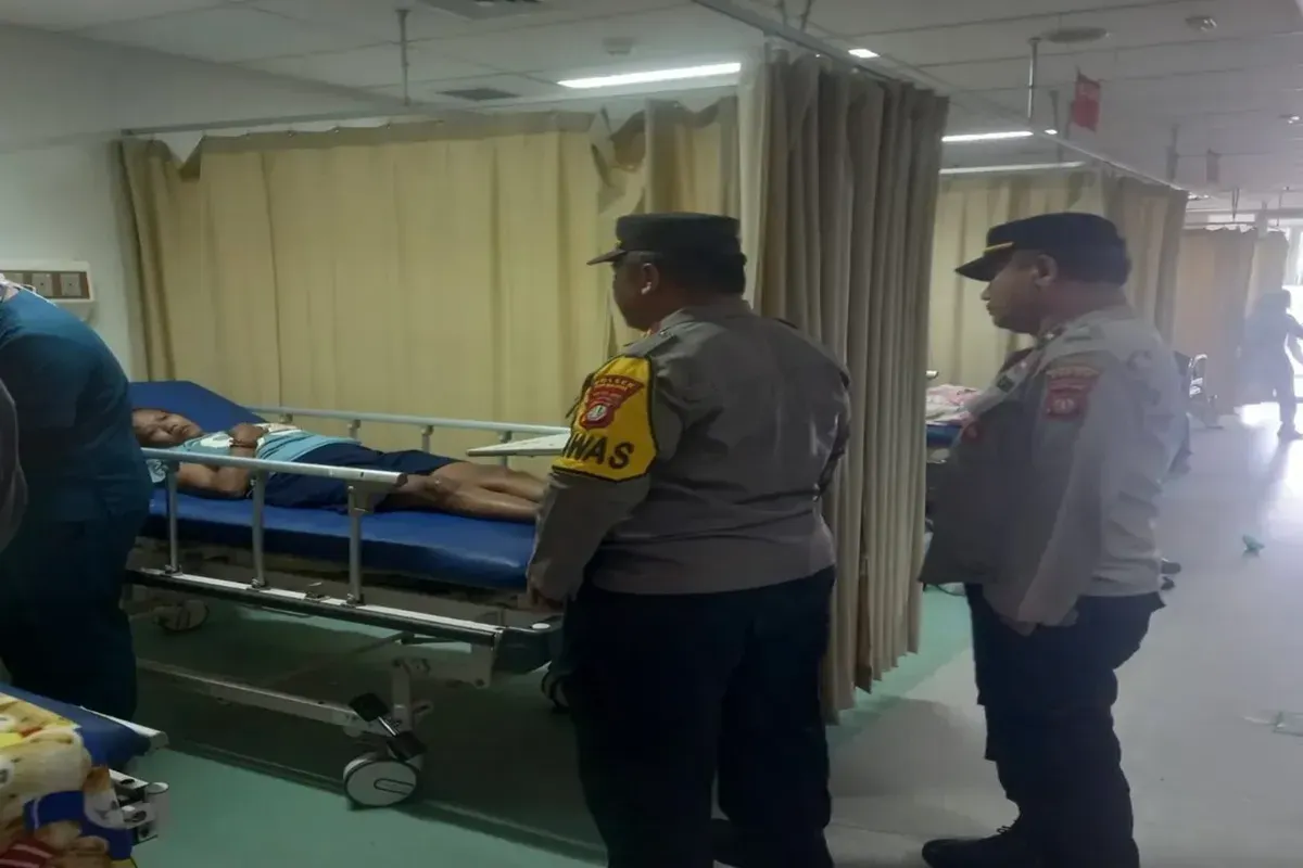 Petugas kepolisian melakukan pengecekan terhadap ibu muda yang mencoba bunuh diri usai cekcok dengan suami. (Sumber: Istimewa)