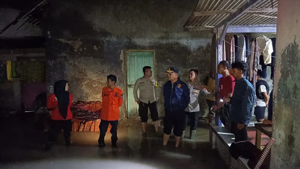 Petugas BPBD dan Polsek Ciruas memonitor ketinggian air dampak intensitas curah hujan tinggi. (Sumber: Polsek Ciruas)