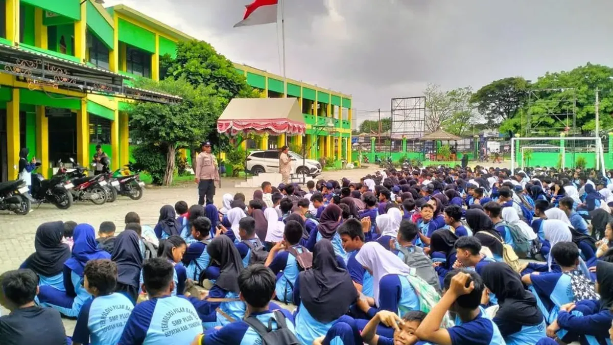 Anggota Bhabinkamtibmas saat memberikan imbauan kepada pelajar di wilayah Kota Tangerang. (Sumber: Dok. Polres Metro Tangerang Kota)