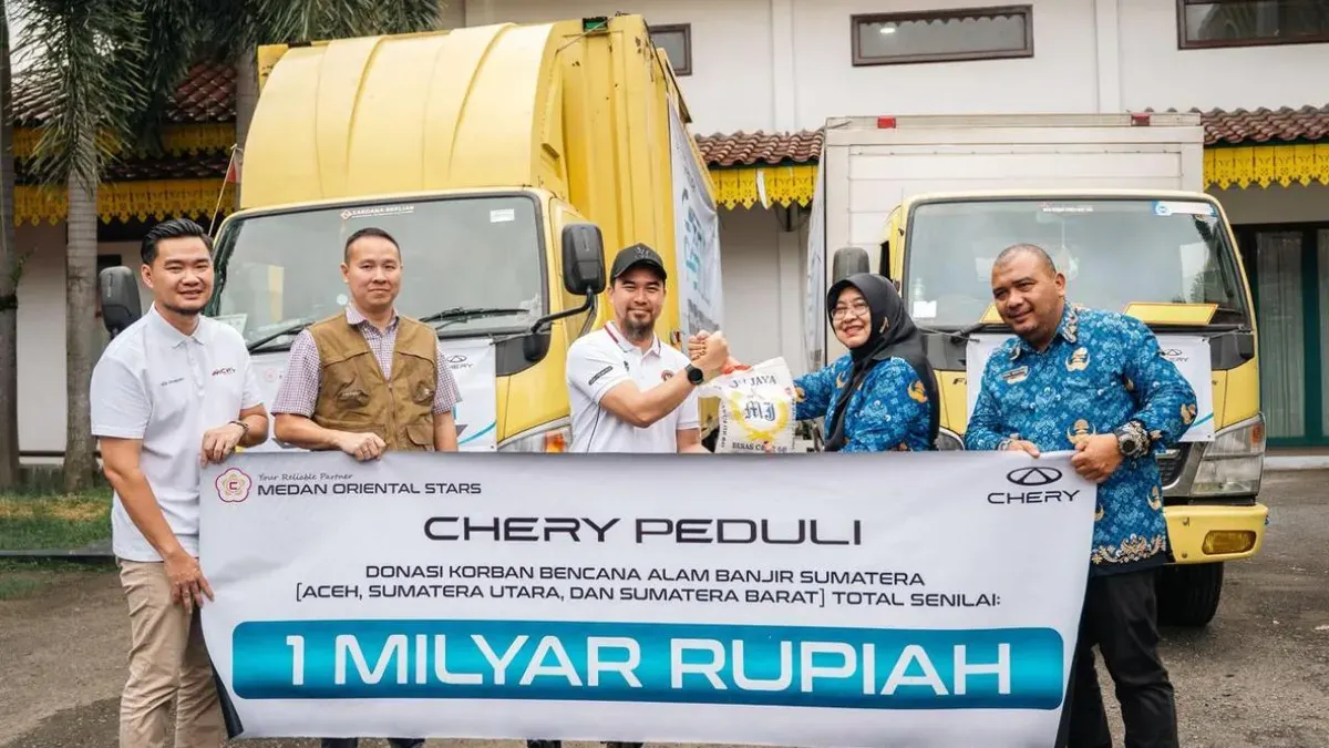 Chery menyalurkan bantuan bagi warga terdampak banjir di Medan. (Sumber: Chery)