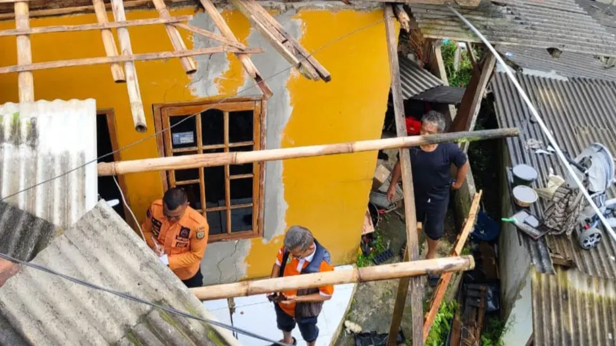 Petugas memeriksa salah satu rumah warga di Desa Sukamanah, Kecamatan Megamendung, Kabupaten Bogor. (Sumber: Dok. BPBD Kabupaten Bogor)