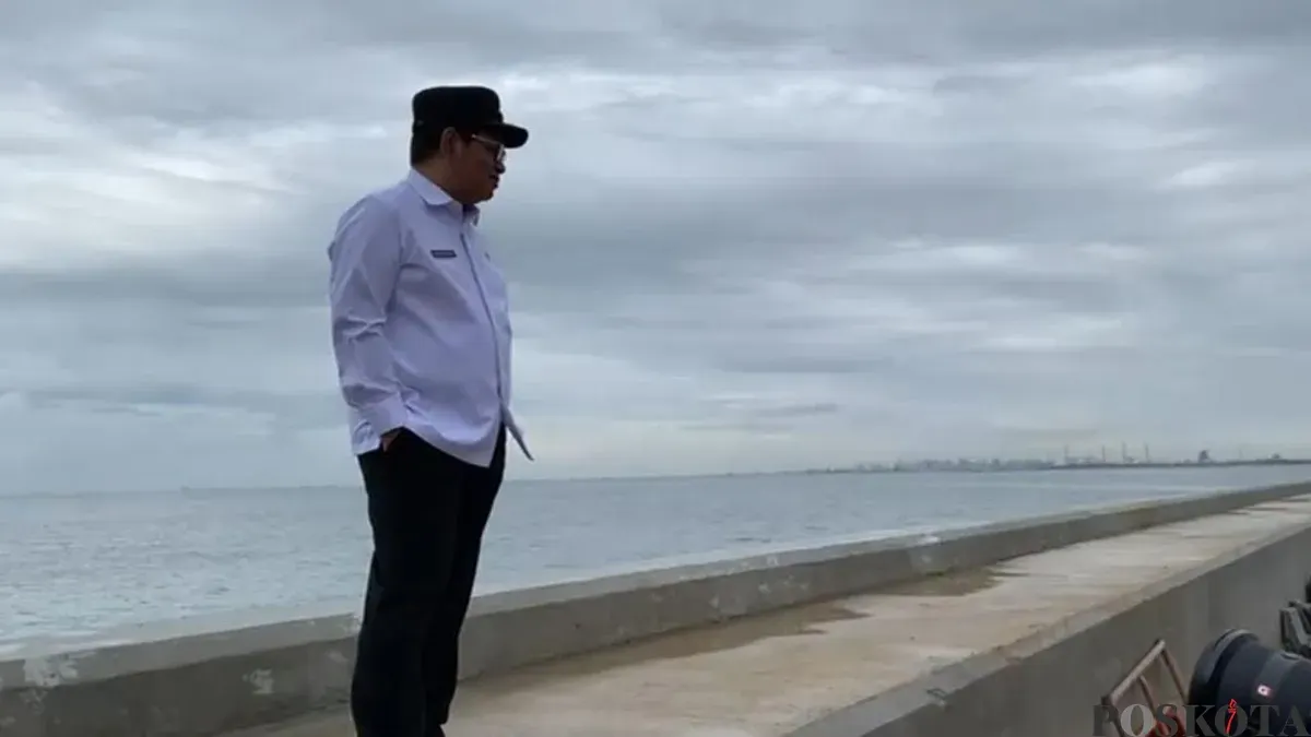 Gubernur Jakarta Pramono Anung saat meninjau pembangunan tanggul pengaman pantai atau NCICD di kawasan Ancol Barat, Pademangan, Jakarta Utara, pada Jumat, 19 Desember 2025. (Sumber: Poskota/M. Tegar Jihad)