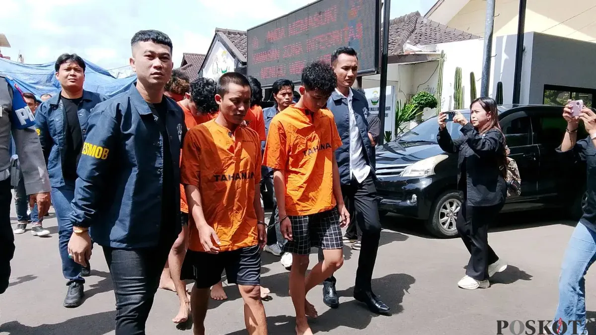 Anggota Satreskrim Polres Cimahi, menggelandang para geng motor, Jumat 19 Desember 2025. (Sumber: Poskota/Gatot Poedji Utomo)