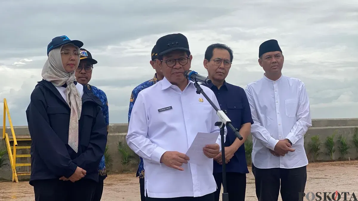 Gubernur Jakarta Pramono Anung saat menyampaikan pernyataan kepada awak media di Ancol, Jakarta Utara, Jumat, 19 Desember 2025. (Sumber: Poskota/M. Tegar Jihad)