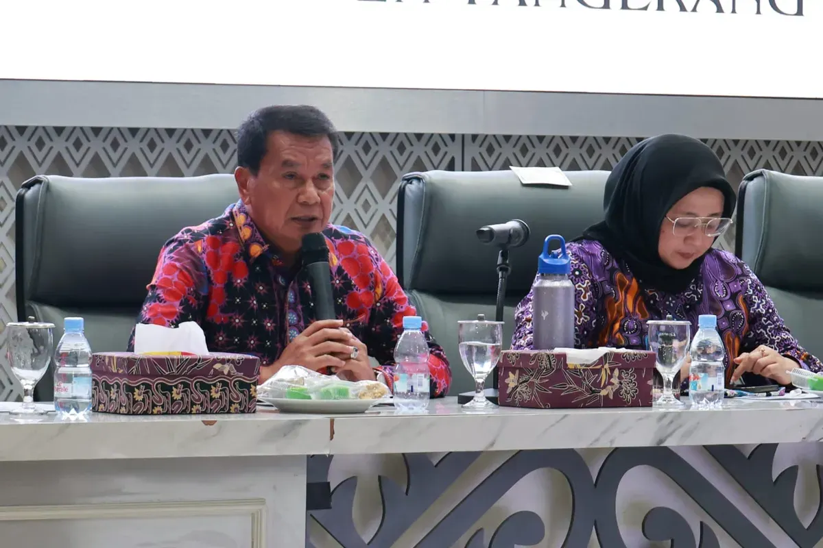 Bupati Tangerang Moch. Maesyal Rasyid menyampaikan arahan dalam rapat koordinasi bersama Forkopimda dan perwakilan pengusaha transporter terkait pengaturan jam operasional truk jelang Natal dan Tahun Baru di Kabupaten Tangerang. (Sumber: Istimewa)