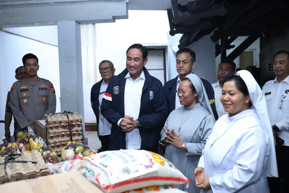 Kepala BNN RI bersama jajaran menyerahkan bantuan dalam kegiatan bakti sosial Natal di Panti Asuhan Vincentius Putra, Jakarta Pusat, sebagai bentuk kepedulian dan kebersamaan menyambut perayaan Natal. (Sumber: Biro Humas dan Protokol BNN)