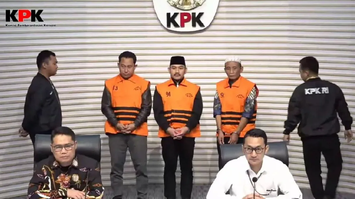 KPK menetapkan Bupati Bekasi Ade Kuswara Kunang, ayahnya, dan pihak swasta sebagai tersangka kasus suap di Gedung Merah Putih, Kelurahan Guntur, Kecamatan Setiabudi, Jakarta Selatan, Sabtu, 20 Desember 2025. (Sumber: Dok. YouTube KPK)