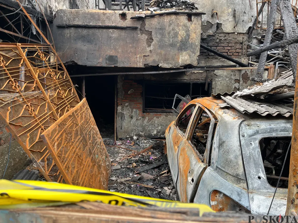 Kondisi rumah dan gudang aksesoris di Pejagalan, Penjaringan, Jakarta Utara, yang terbakar dan menewaskan lima orang, Sabtu, 20 Desember 2025. (Sumber: Poskota | Foto: Pandi Ramedhan)