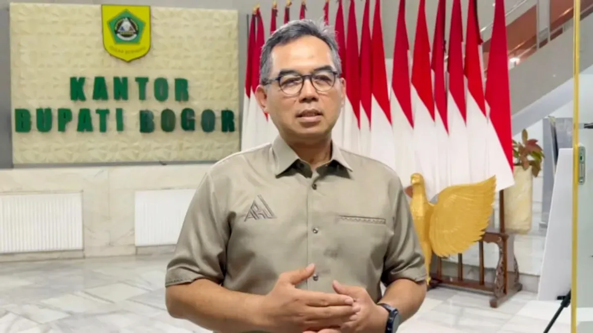 Sekertaris Daerah (Sekda) Kabupaten Bogor, Ajat Rochmat Jatnika memberikan keterangan pers terkait pemecatan dua ASN Disdik yang berselingkuh. (Sumber: Istimewa)
