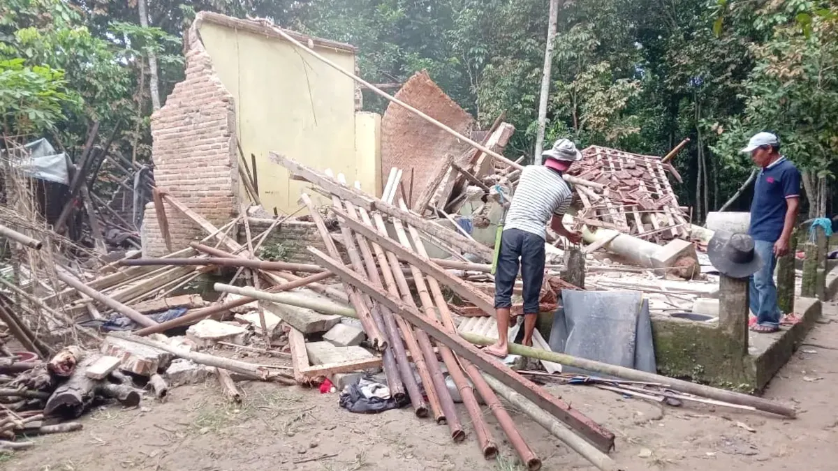 Salah satu rumah warga di Cikulur, Kabupaten Lebak, ambruk akibat bencana pergerakan tanah. (Sumber: Istimewa)