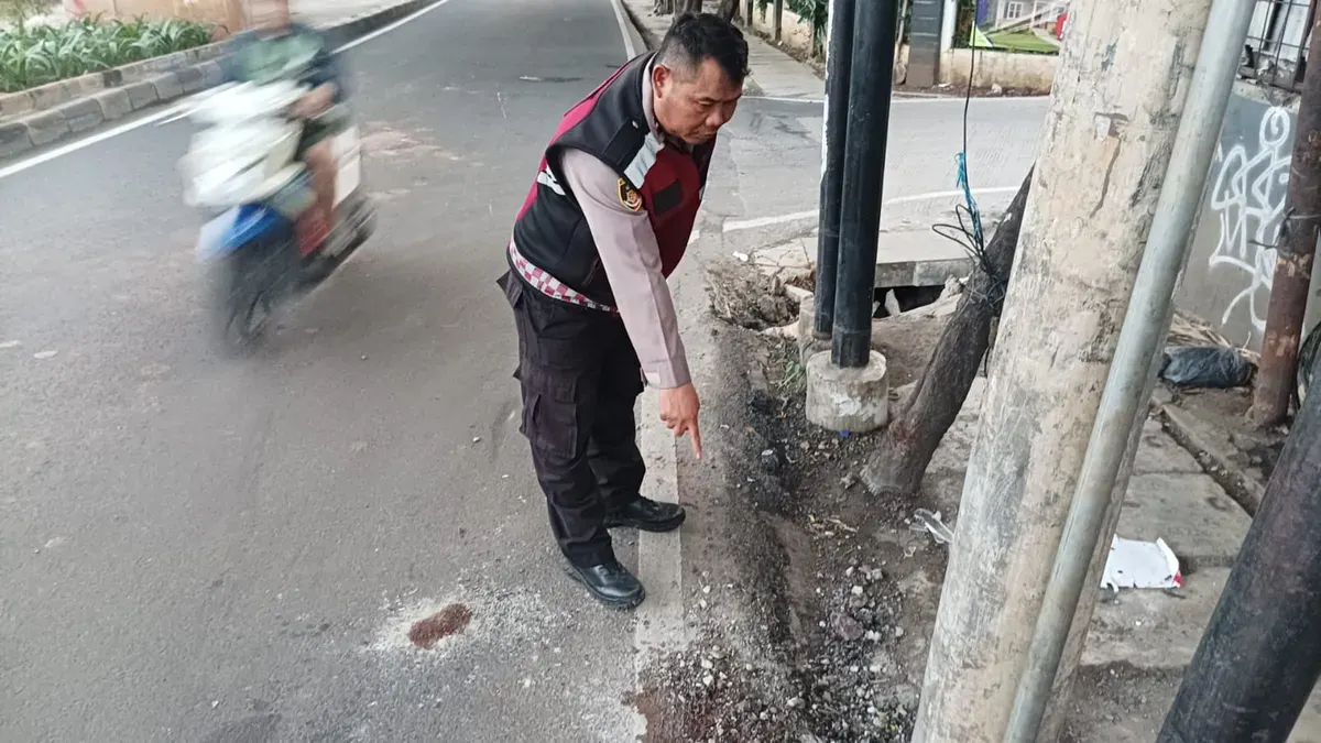 Petugas polisi menunjukkan TKP kecelakaan yang dipicu cekcok antarpengendara dan menewaskan satu orang di Jalan Ciledug Raya, Petukangan Selatan, Jakarta Selatan, Minggu, 21 Desember 2025. (Sumber: Dok. Polres Pesanggrahan)