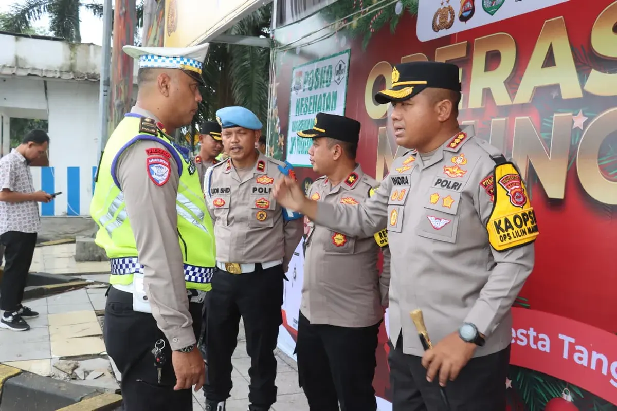 Kapolresta Tangerang, Kombes Pol Andi Muhammad Indra Waspada Amirullah (kanan), saat melakukan pengecekan posko Nataru. (Sumber: Dok. Humas Polresta Tangerang)