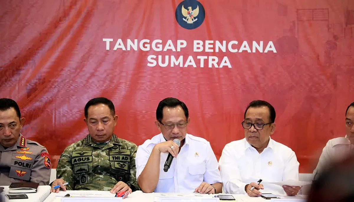 Sikap Mendagri, Tito Karnavian (tengah). (Sumber: Puspen Kemendagri)