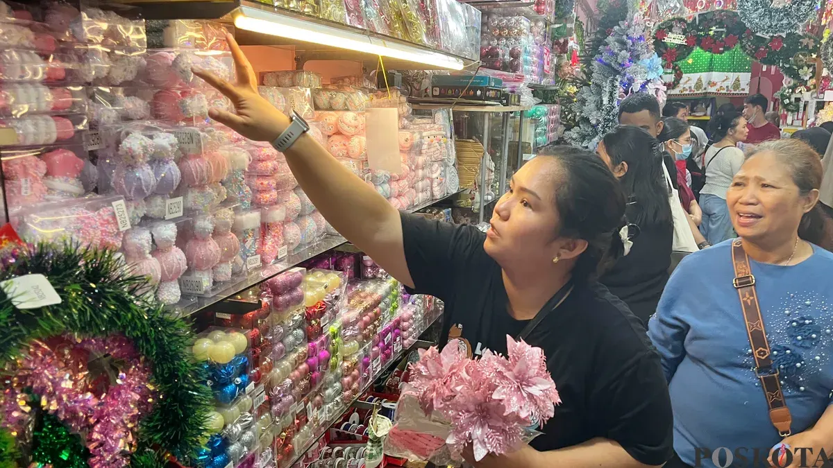 Pengunjung berbelanja pernak-pernik di Pasar Asemka, Pinangsia, Tamansari, Jakarta Barat, Minggu, 21 Desember 2025. (Sumber: Poskota/ Pandi Ramedhan)