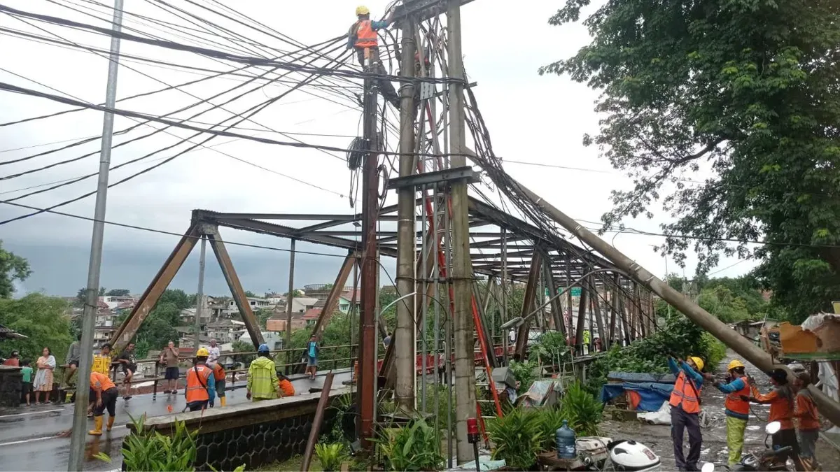 Petugas BPBD Kota Bogor saat mengevakuasi tiang listrik yang roboh di kawasan Ciwaringin, Bogor Tengah. (Sumber: Dok. BPBD Kota Bogor)