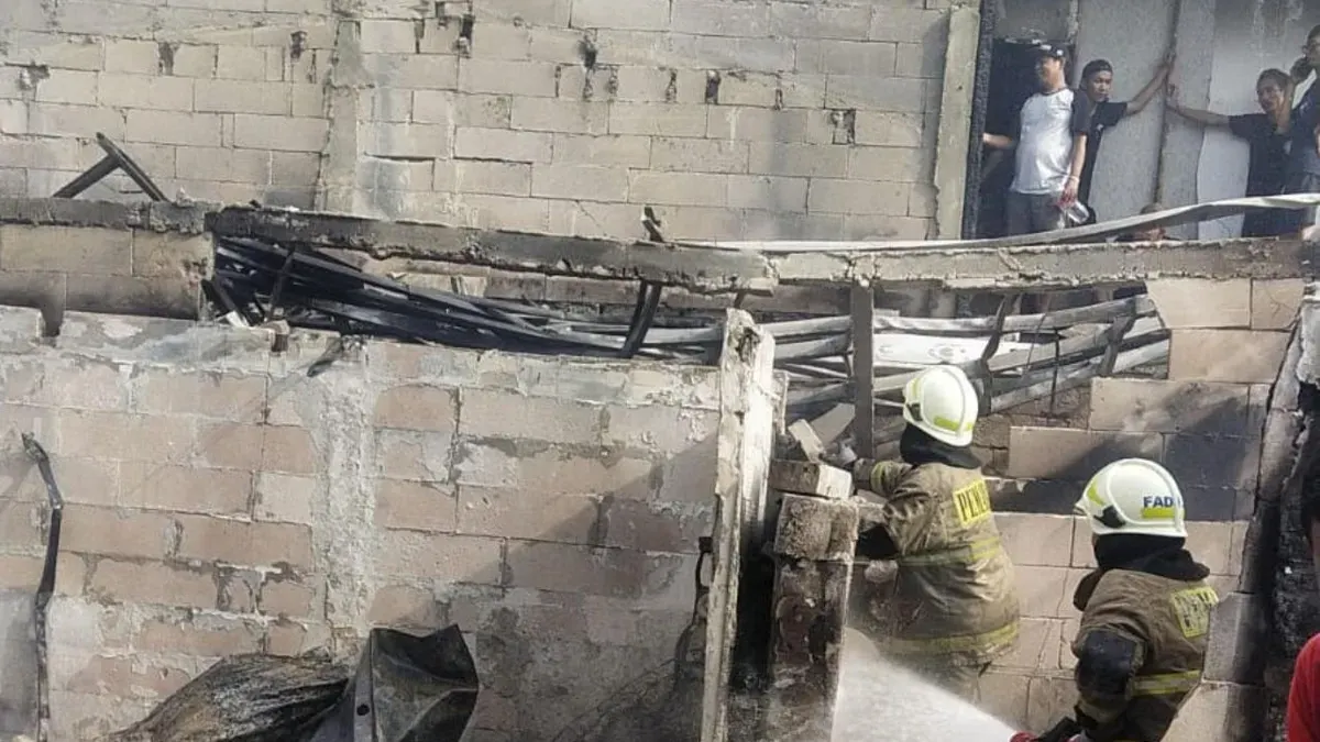 Sebanyak 14 rumah semi permanen di Jalan Kapuk Muara Gang Meong RT 05 RW 04, Kapuk Muara, Penjaringan, Jakarta Utara, terbakar pada Minggu, 21 Desember 2025. (Sumber: Istimewa)