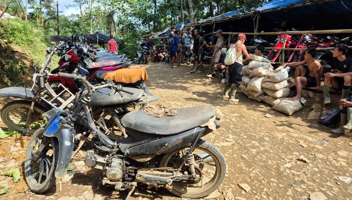 Parkiran tambang emas ilegal penuh dengan motor penambang di Gunung Guruh, Kecamatan Cigudeg, Kabupaten Bogor. (Sumber: Istimewa)