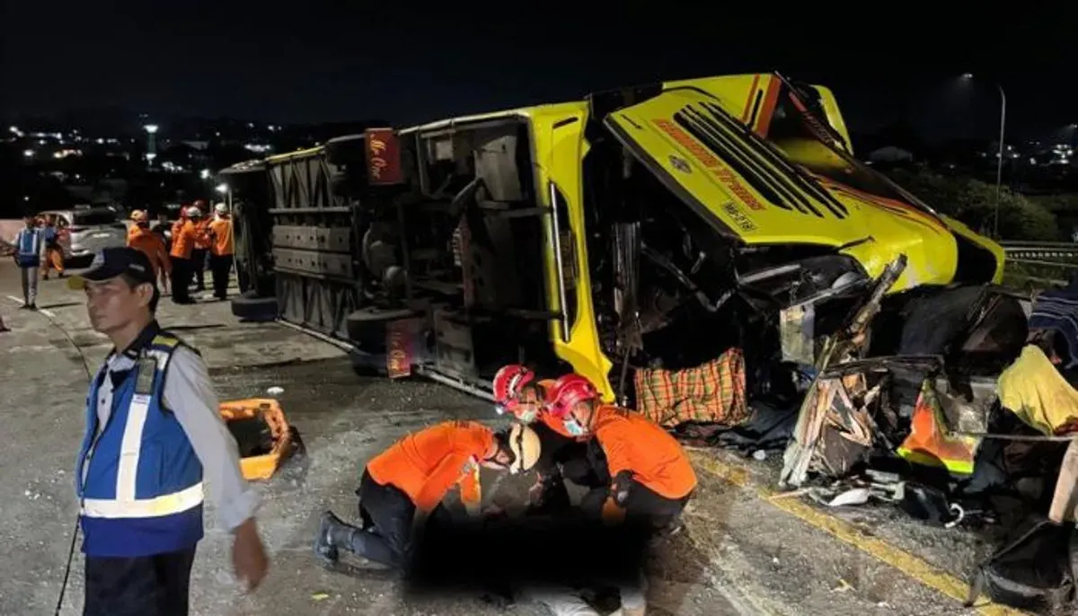 16 penumpang dikonfirmasi tewas dalam kecelakaan Senin 22 Desember 2025 dini hari. Lokasi kejadian Exit Tol Krapyak. Simak fakta lengkap dan update korban selamat. (Sumber: X/@bambangsuling11)