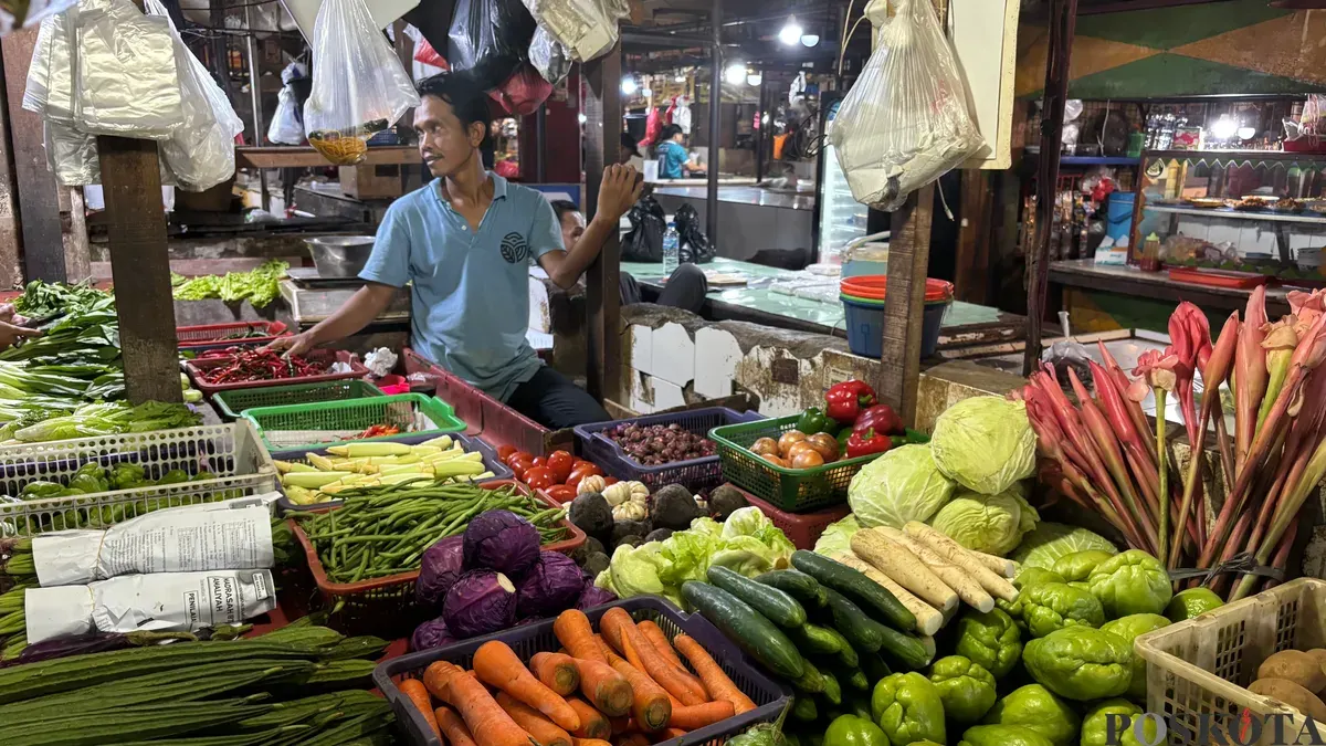 Sejumlah bahan pokok di Pasar Cibinong mengalami kenaikan jelang Nataru 2025/2026. (Sumber: Poskota/Giffar Rivana)