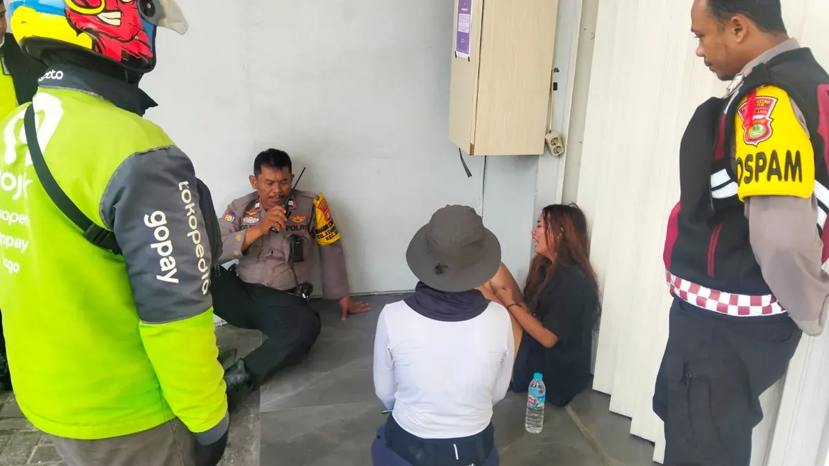 Seorang perempuan hendak mencoba mengakhiri nyawa di Jalan Raya Margonda, Depok namun berhasil digagalkan. (Sumber: Polsek Beji)