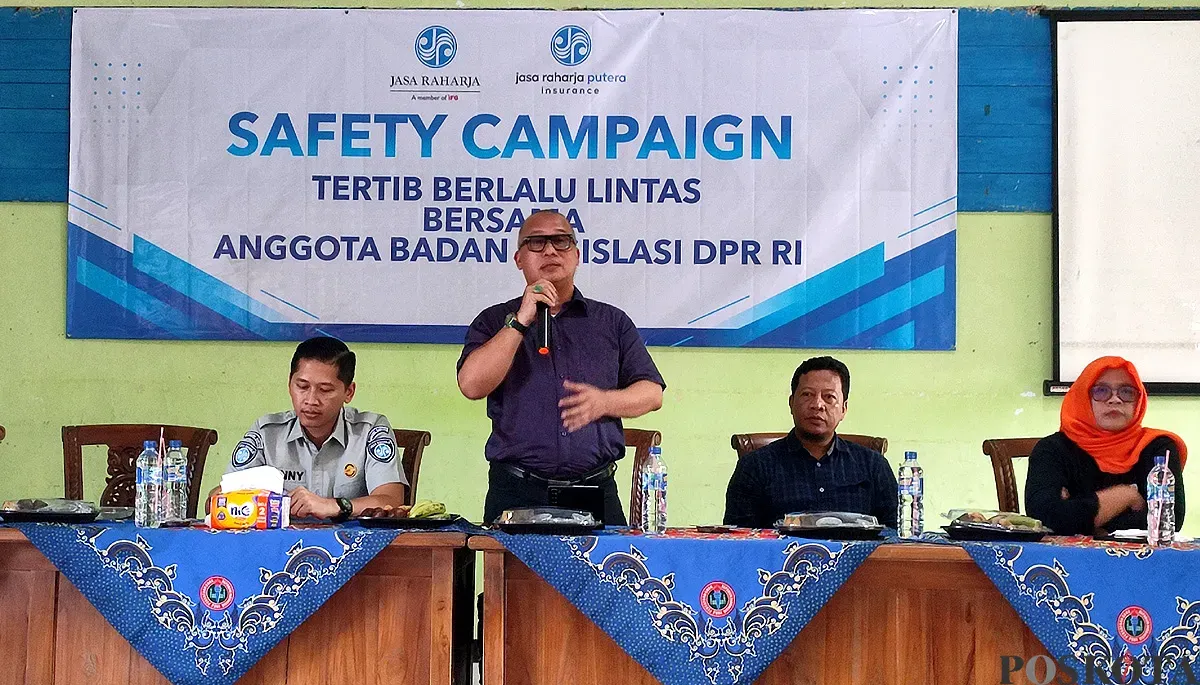 Anggota DPR RI, Arif Rahman (kedua dari kiri), saat melakukan reses di Kelurahan Karaton, Pandeglang. Samsul Fatoni (Sumber: POSKOTA | Foto: Samsul Fatoni)
