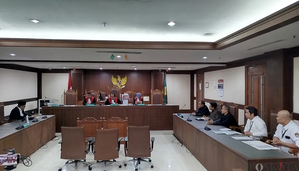Suasana sidang gugatan Subhan Palal terhadap Gibran Rakabuming Raka dan KPU RI di PN Jakarta Pusat, Senin, 22 Desember 2025. (Sumber: POSKOTA | Foto: Ramot Sormin)