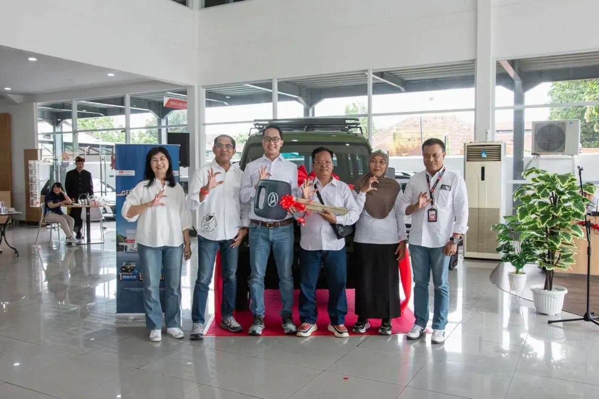 Guru asal Lombok Timur memenangkan Gran Max Taft Guy melalui program Gebyar Merdeka Daihatsu akhir 2025. (Sumber: Dok. Daihatsu)