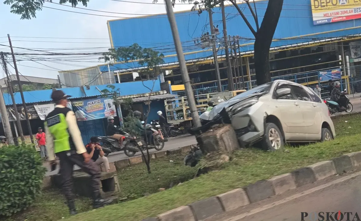 Hilang kendali mobil avanza Nomor Polisi (Nopol) B2113 BIP tabrak lampu jalan. (Sumber: Poskota/Veronica Prasetio)