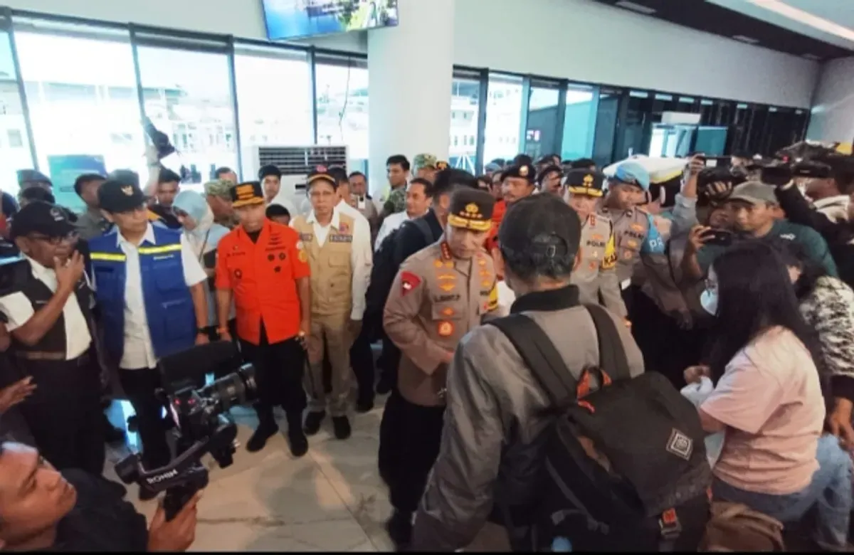 Kapolri Jenderal Polisi Listyo Sigit Prabowo di Pelabuhan Merak meninjau persiapan angkutan Nataru. (Sumber: Istimewa)