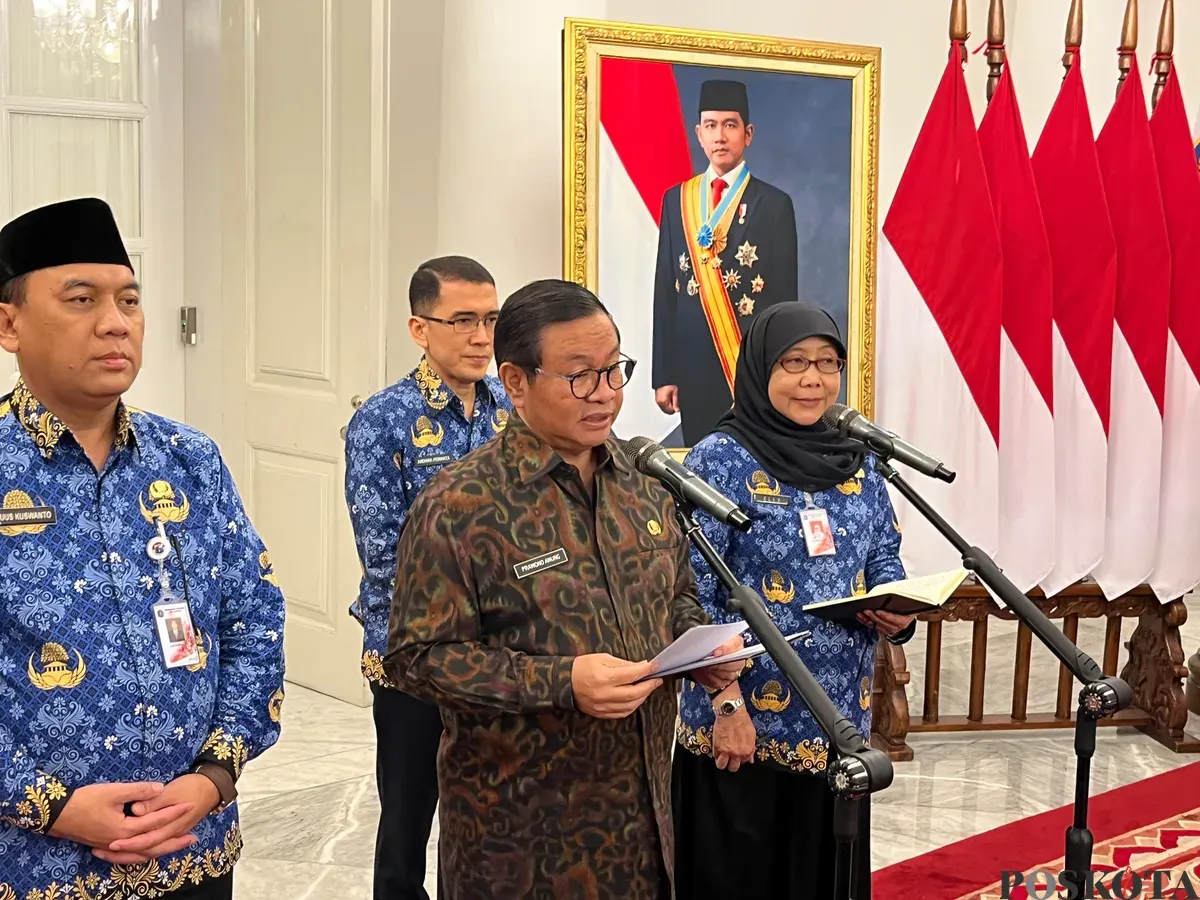 Gubernur Jakarta, Pramono Anung, saat menyampaikan pernyataan kepada awak media di Balai Kota Jakarta, Senin, 22 Desember 2025. (Sumber: POSKOTA | Foto: M Tegar Jihad)