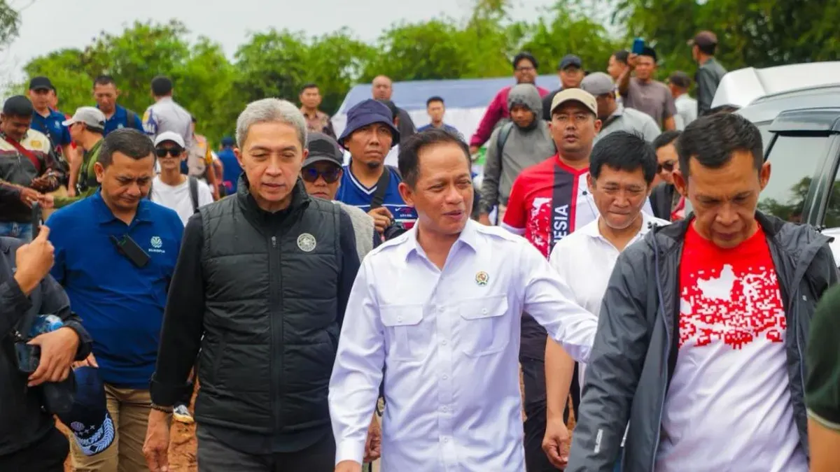 Menteri LHm Hanif Faisol Nurofiq meninjau TPA Galuga untuk pembangunan PSEL di Kecamatan Leuwiliang, Kota Bogor. (Sumber: Dok. Pemkot Bogor)