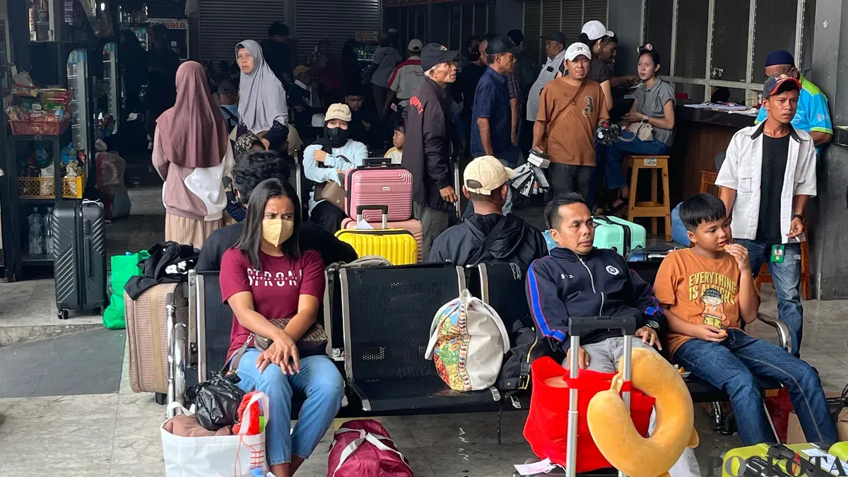 Situasi calon penumpang di Terminal Bus AKAP Kalideres, Jakarta Barat, Senin, 22 Desember 2025. (Sumber: Poskota/Pandi Ramedhan)